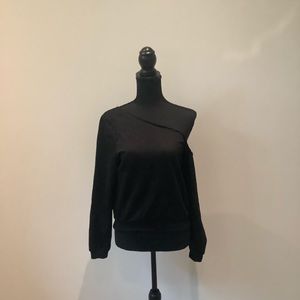 Superdown blouse with one open shoulder long sleeve is in great condition.